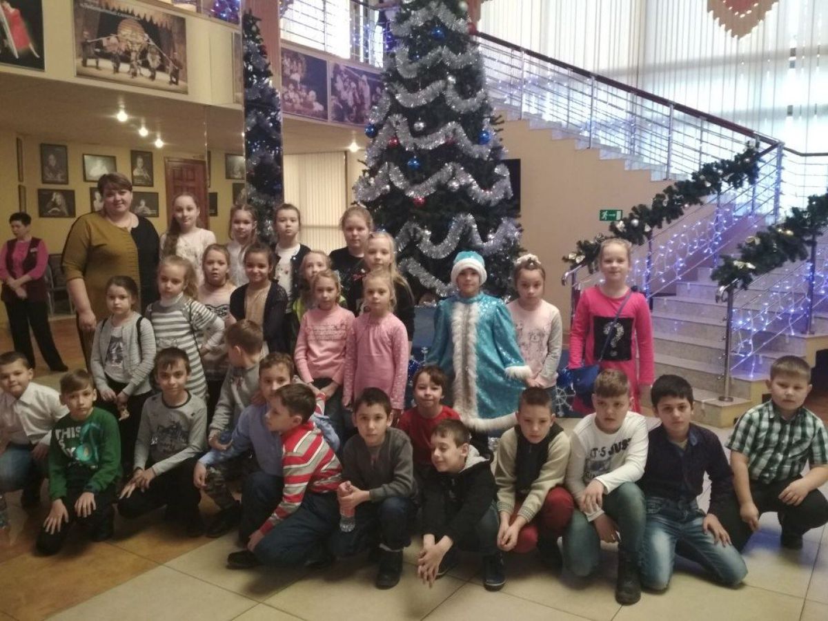 27 декабря 2017 года ученики 2 "А" класса побывали в Краснодарском краевом театре кукол на спектакле "Брысь".