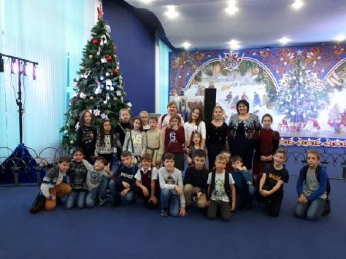 Выезд учащихся 4 "В" класса 25 декабря 2017 года в музыкальный театр "Премьера" на представление "Кривых зеркал".