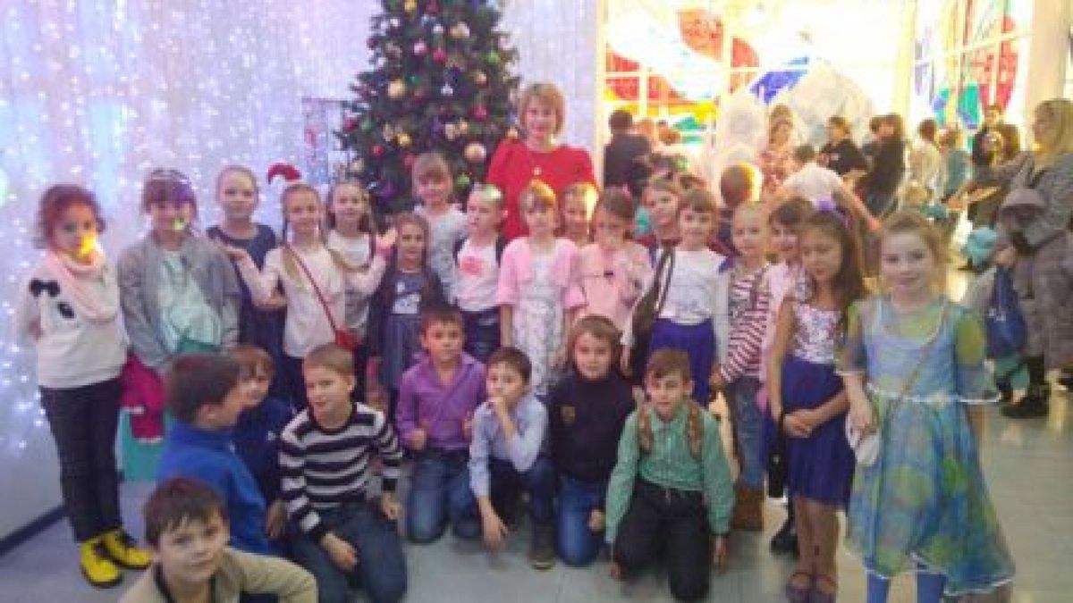 28 декабря 2017 года  ученики 2 "В" класса посетили новогоднее представление, которое было организовано студентами Краснодарского института культуры.
До начала представления студенты провели игры, конкурсы с детьми.
Представление всем понравилось.