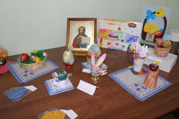  Так же проводилась выставка, посвященная празднику Пасхи. Она осветила творчество и талант ребят младших классов. 